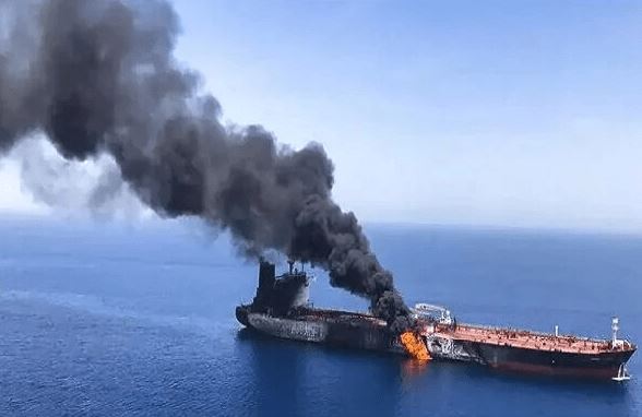 Penampakan Super Tanker Terbakar Setelah Menabrak Ranjau Laut di Hormuz
